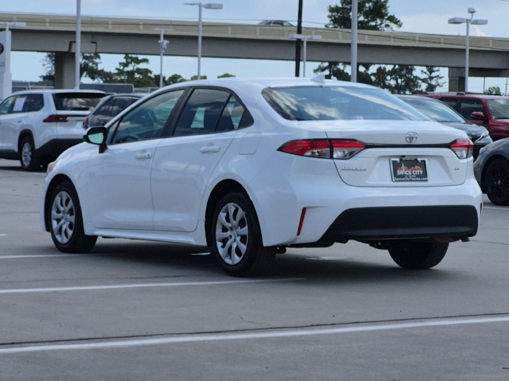 Used 2025 Toyota Corolla LE FWD image 4