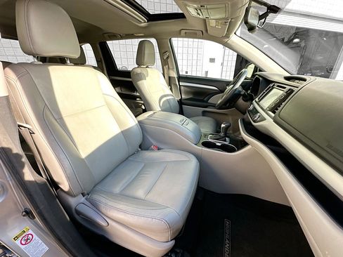 Used 2016 Toyota Highlander XLE image 32