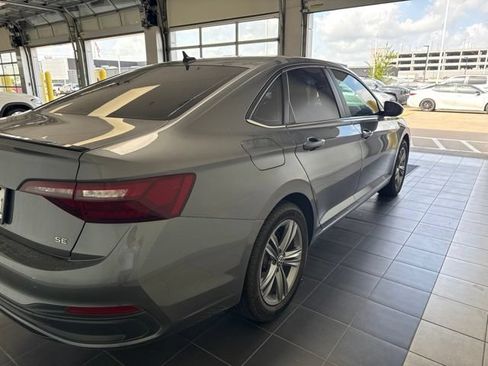 Used 2024 Volkswagen Jetta SE FWD image 3