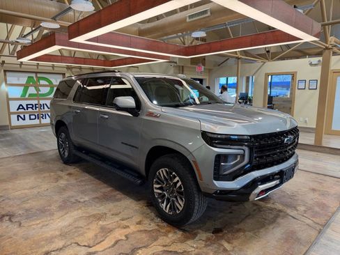 Used 2025 Chevrolet Suburban Z71 image 2