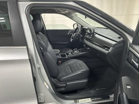 Used 2023 Mitsubishi Outlander SE AWD/4WD image 24