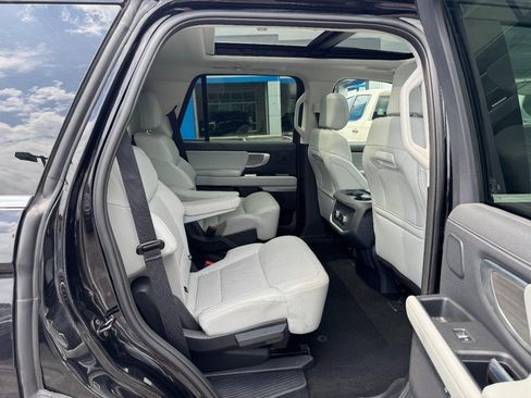 Used 2025 Ford Expedition Platinum w/ Driver's Package AWD/4WD image 10