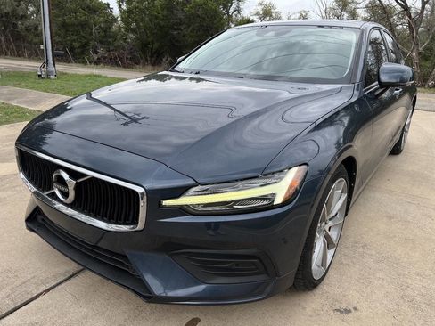 Used 2019 Volvo S60 T6 Momentum w/ Premium Package image 4