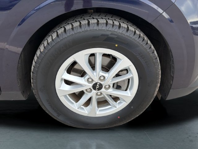 Used 2024 Kia Carnival LX FWD image 9