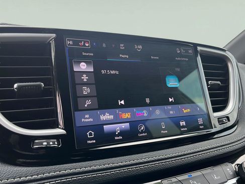 Used 2025 Chrysler Pacifica Select image 17