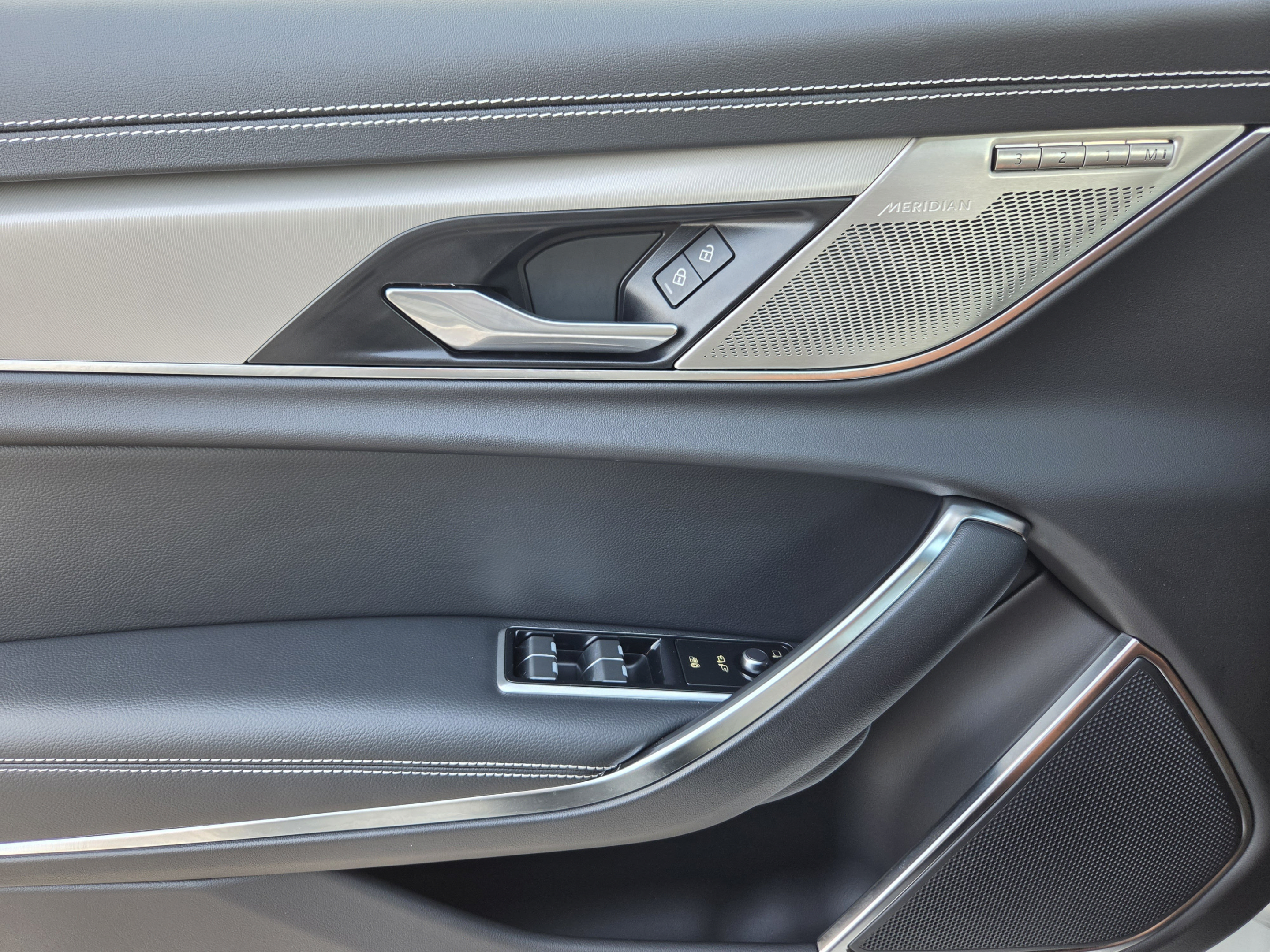 Certified 2024 Jaguar XF R-Dynamic SE AWD/4WD image 19