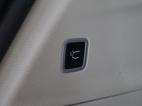Used 2024 Chrysler Pacifica Touring-L FWD image 20
