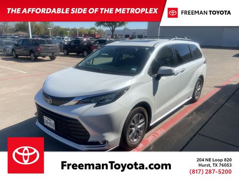 Used 2023 Toyota Sienna XLE w/ XLE Plus Package image 1