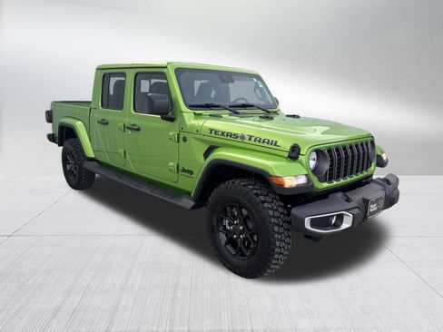Used 2025 Jeep Gladiator Sport image 3