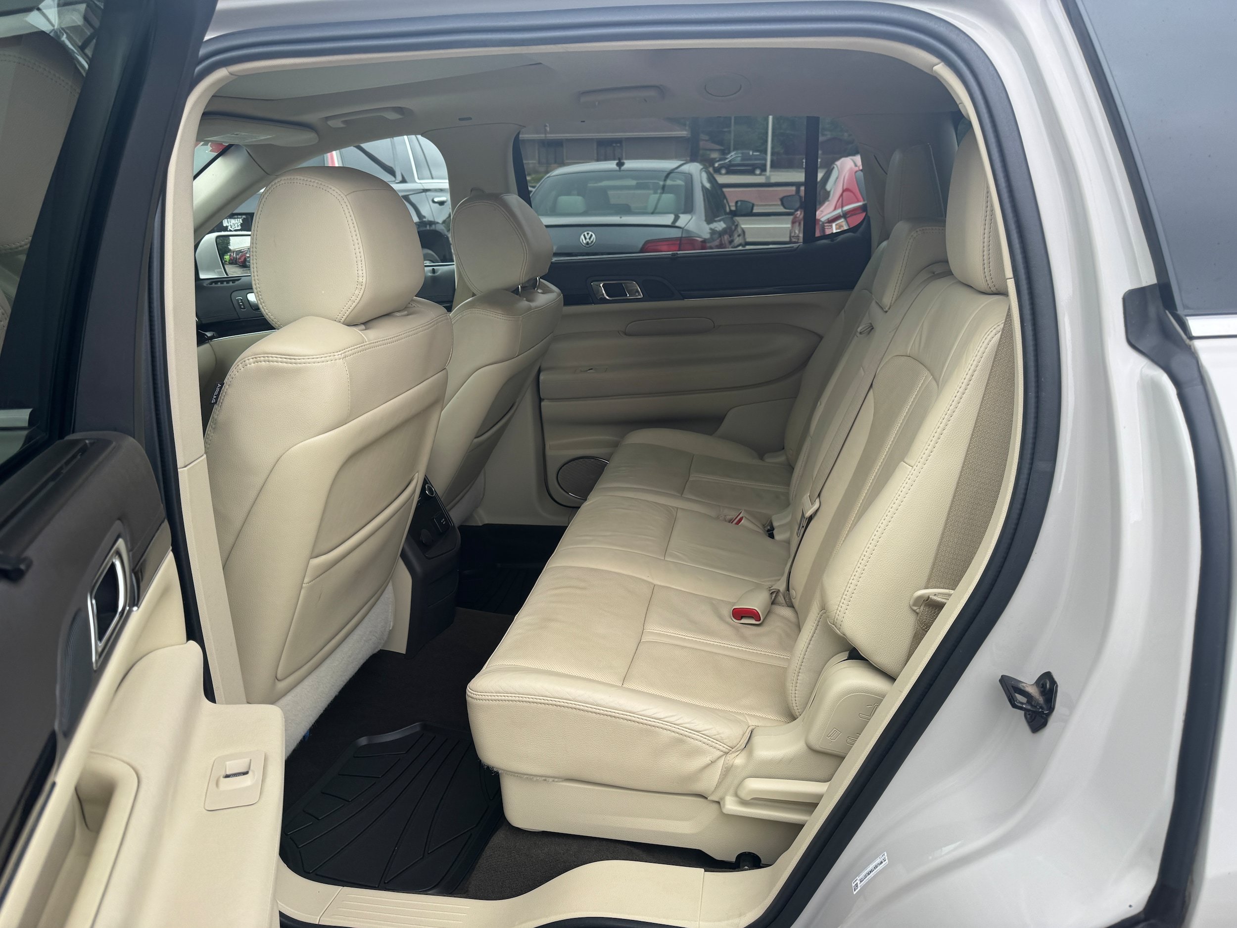 Used 2019 Lincoln MKT AWD image 4