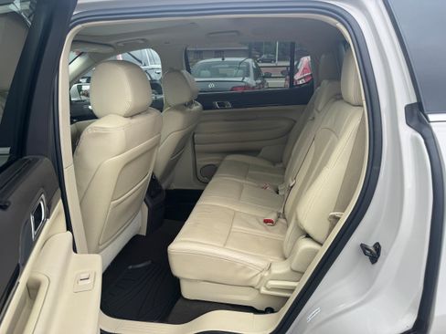 Used 2019 Lincoln MKT AWD image 4
