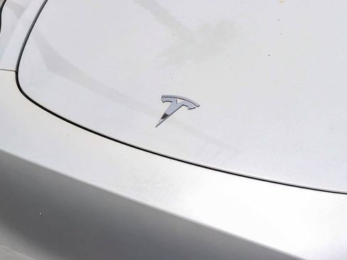 Used 2022 Tesla Model Y Long Range AWD/4WD image 3