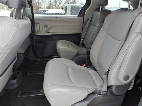 Certified 2021 Toyota Sienna XLE image 11