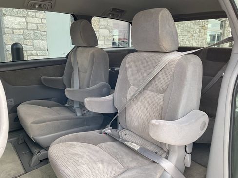 Used 2010 Toyota Sienna LE image 25