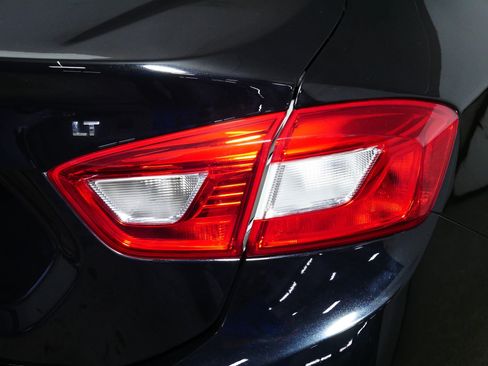Used 2017 Chevrolet Cruze LT image 17