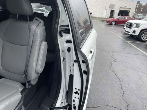 Used 2025 Toyota Sienna XLE image 21