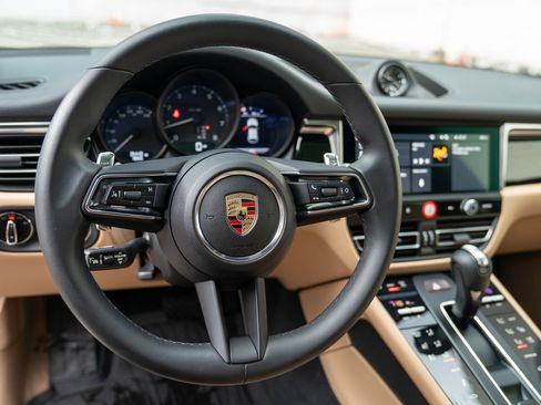 Used 2025 Porsche Macan image 13