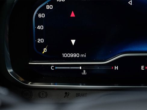 Used 2022 Chevrolet Suburban LT w/ Luxury Package image 16