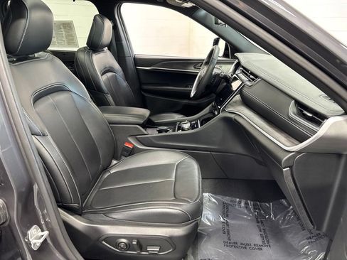 Used 2025 Jeep Grand Cherokee Limited w/ Luxury Tech Group II AWD/4WD image 11