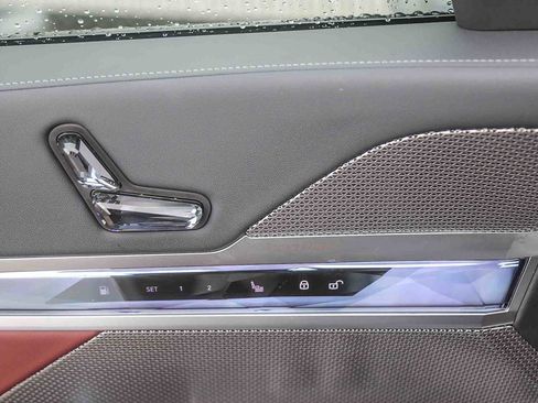 Used 2026 BMW 750e xDrive image 18