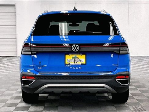 Used 2025 Volkswagen Taos SE w/ Panoramic Sunroof Package image 4