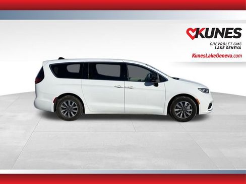 Used 2024 Chrysler Pacifica Select image 3