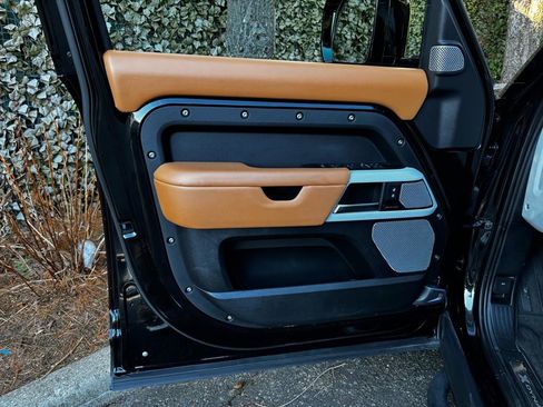 Used 2024 Land Rover Defender 130 X-Dynamic SE image 8