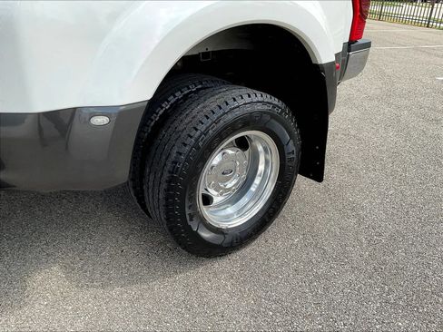 Used 2020 Ford F350 Lariat w/ Lariat Value Package AWD/4WD image 48