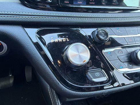 Used 2025 Chrysler Pacifica Limited FWD image 32