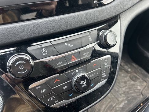 Used 2020 Chrysler Pacifica Touring-L image 21