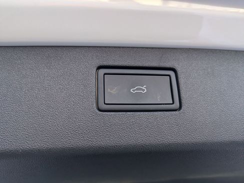 Used 2025 Volkswagen Tiguan SE R-Line image 29