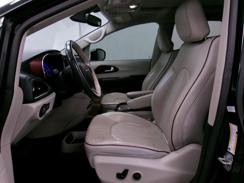 Used 2020 Chrysler Pacifica Limited image 9