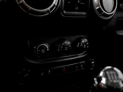 Used 2016 Jeep Wrangler Unlimited Rubicon AWD/4WD image 31