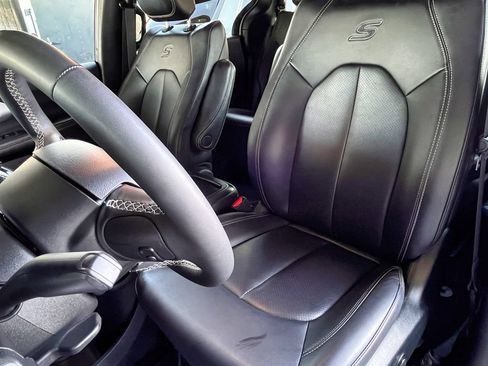Used 2024 Chrysler Pacifica Limited FWD image 17