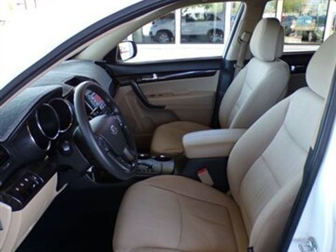 Used 2012 Kia Sorento LX w/ Third Row Pkg image 17