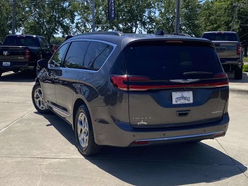 Used 2023 Chrysler Pacifica Limited FWD image 5