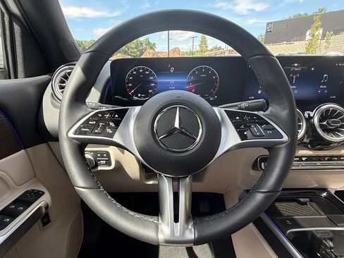 Used 2026 Mercedes-Benz GLB 250 4MATIC image 18