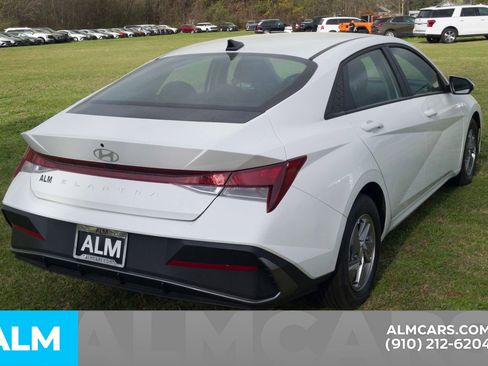 Used 2025 Hyundai Elantra SE image 18