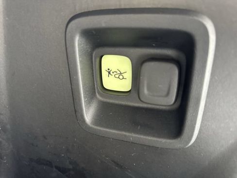 Certified 2025 GMC Hummer EV 3X AWD/4WD image 33