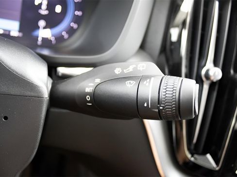 Certified 2025 Volvo XC60 B5 Core w/ Protection Package Premier image 19