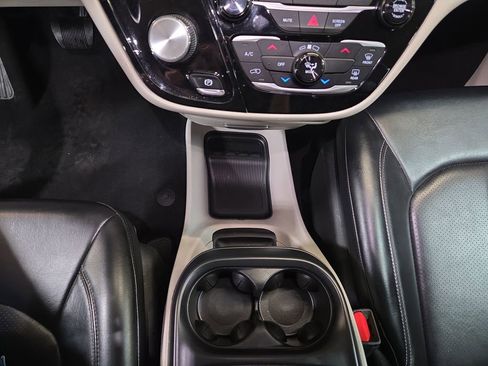 Used 2021 Chrysler Voyager Lxi image 18