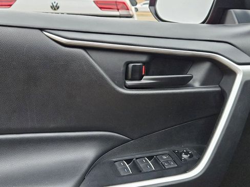 Used 2020 Toyota RAV4 LE image 10