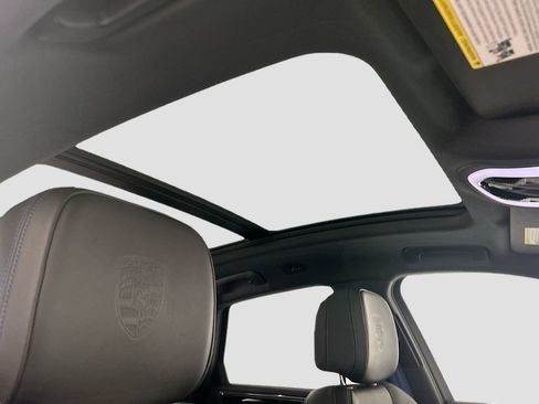 Certified 2025 Porsche Macan AWD/4WD image 20