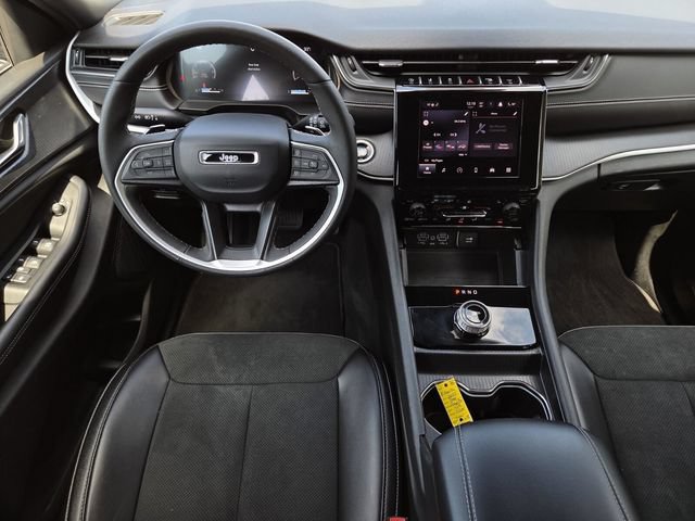 Used 2025 Jeep Grand Cherokee Altitude AWD/4WD image 14