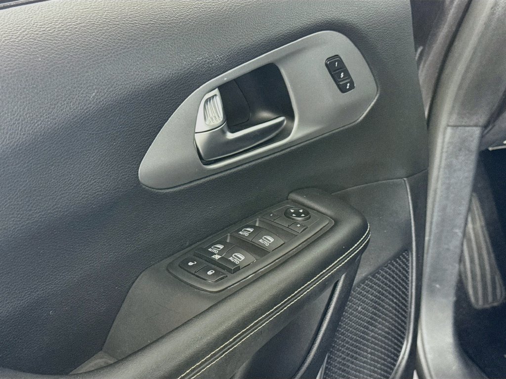 Used 2020 Chrysler Pacifica Touring-L Plus w/ Advanced Safetytec Group FWD image 16