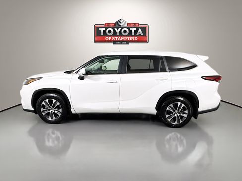Certified 2024 Toyota Highlander XLE AWD/4WD image 4
