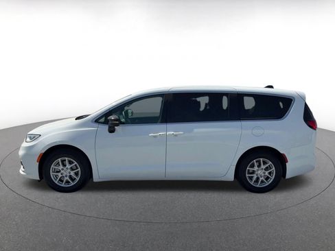 Used 2025 Chrysler Pacifica Select FWD image 8