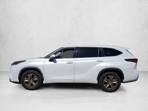 Used 2022 Toyota Highlander Bronze Edition FWD image 16