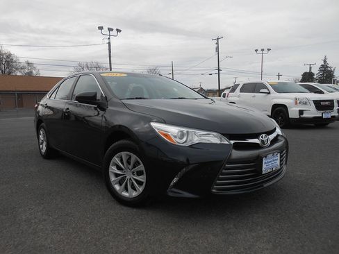 Used 2017 Toyota Camry LE FWD image 1