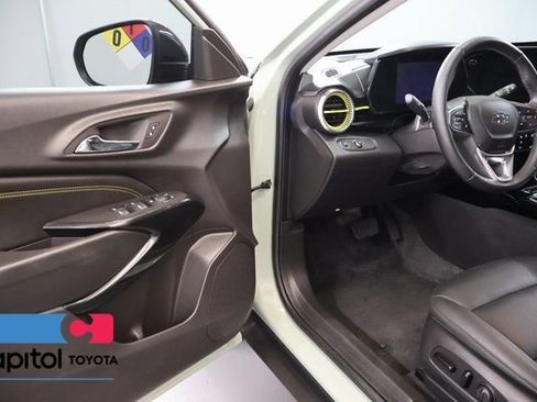 Used 2025 Chevrolet Trax ACTIV w/ Sunroof Package FWD image 8
